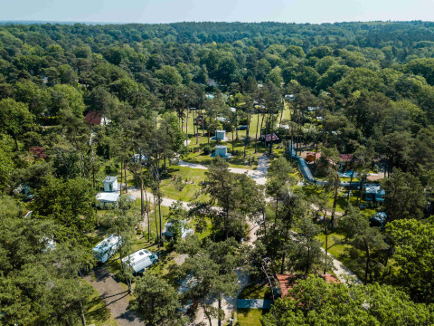 Vue aérienne du parc de vacances Buitencentrum Hessenheem entouré de forêt, caravanes et verdure à Overijssel.