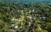 Vista aerea del villaggio turistico Buitencentrum Hessenheem circondato da foresta, roulotte e verde a Overijssel.