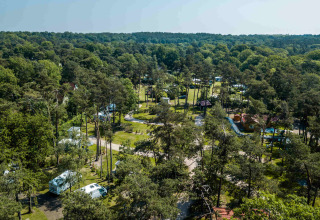 Luchtbeeld van vakantiepark Buitencentrum Hessenheem te midden van bossen in Overijssel, Nederland.