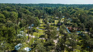 Luftaufnahme des Buitencentrum Hessenheem Ferienparks, umgeben von Wald in Overijssel, Niederlande.