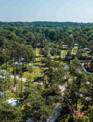 Vista aérea del parque vacacional Buitencentrum Hessenheem entre árboles en Overijssel, Países Bajos.