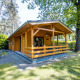 Udendørs billede af wellness lodge i Buitencentrum Hessenheem i Holland, omgivet af træer og natur.