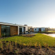 Moderne Lodge Villa Nautica ved MarinaPark Residentie Nieuw Loosdrecht med udsigt over vandet i Holland.