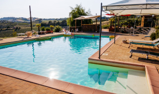 Piscina al aire libre en Agricola La Casetta, parque vacacional con vistas panorámicas en Marche, Italia.