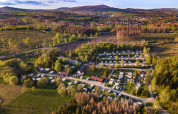 Vista aerea del Camping Braunlage, un villaggio vacanze tra foreste e colline in Bassa Sassonia, Germania.