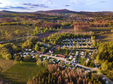 Luftaufnahme von Camping Braunlage, einem Ferienpark inmitten von Wäldern in Niedersachsen, Deutschland.