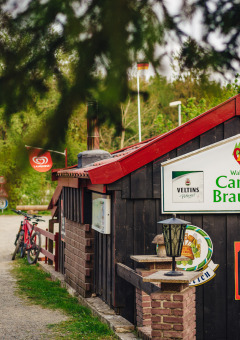 Entrada al Camping Braunlage en Baja Sajonia, Alemania, con bicicletas y entorno boscoso.