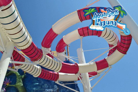 Farverig, snoet rutsjebane i Aqua Park Laguna ved Camping Union Lido Mare, feriepark i Veneto, Italien.