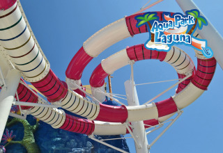 Farverig, snoet rutsjebane i Aqua Park Laguna ved Camping Union Lido Mare, feriepark i Veneto, Italien.