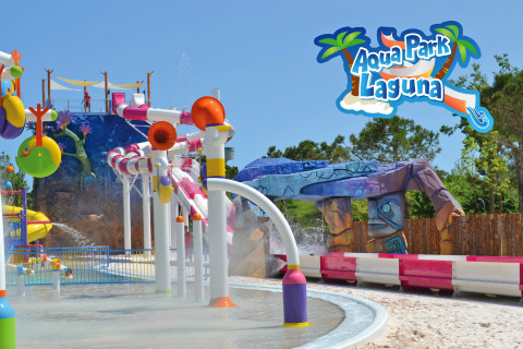 Vista colorida del parque acuático Aqua Park Laguna en Camping Union Lido Mare, Véneto, Italia, con toboganes.