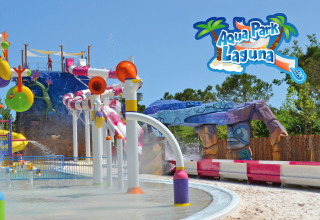 Farverigt udsyn over Aqua Park Laguna vandland i Camping Union Lido Mare, Veneto, Italien, med rutsjebaner.