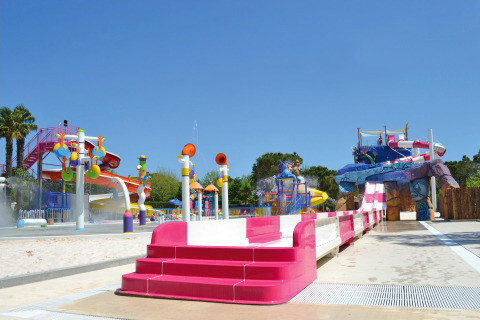 Parque acuático en Camping Union Lido Mare en Véneto, Italia, con toboganes y zonas de juegos de agua.