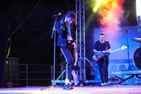 Un artista vestido como Michael Jackson actúa en el escenario de Camping Union Lido Mare, Véneto, Italia.