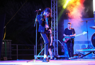 En musiker klædt som Michael Jackson optræder på scenen ved Camping Union Lido Mare, Veneto, Italien.