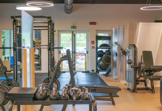 Moderne fitnesscenter på Camping Union Lido Mare i Veneto, Italien, med udstyr og lyse rum.