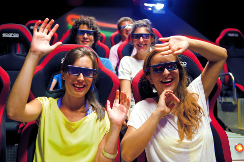 Glade unge iført 3D-briller nyder en filmoplevelse i en forlystelse ved Camping Union Lido Mare, Veneto.