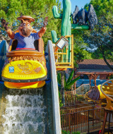 Una mascota en una atracción acuática en el camping Union Lido Mare en Veneto, Italia, bajando la rampa.