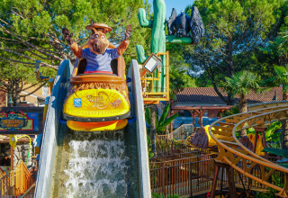 Een mascotte op een waterattractie in vakantiepark Union Lido Mare in Veneto, Italië.
