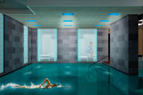 Piscina cubierta en Camping Union Lido Mare en Véneto, Italia, con diseño moderno y ambiente relajante.