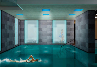 Piscina coperta al Camping Union Lido Mare in Veneto, Italia, con design moderno e atmosfera rilassante.