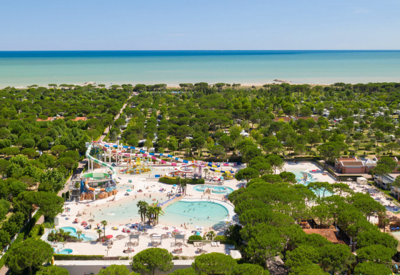 Luchtfoto van Camping Union Lido Mare in Veneto, Italië, met zwembaden, glijbanen en het strand.