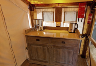 Coin cuisine compact du SunLodge Jungle au Camping Union Lido Mare, avec cafetière et bouilloire électrique.
