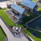 Luftfoto af Villa Oesterdam Royal, et tiny house ved Oesterdam Resort i Holland med sø og grønne arealer.
