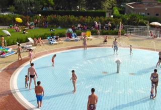 Familier og børn leger i en lav swimmingpool på Camping Village Marina di Venezia, Veneto, Italien.