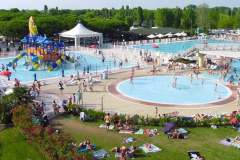 Holiday park with large swimming pools, kids’ water play area at Camping Village Marina di Venezia in Italy.