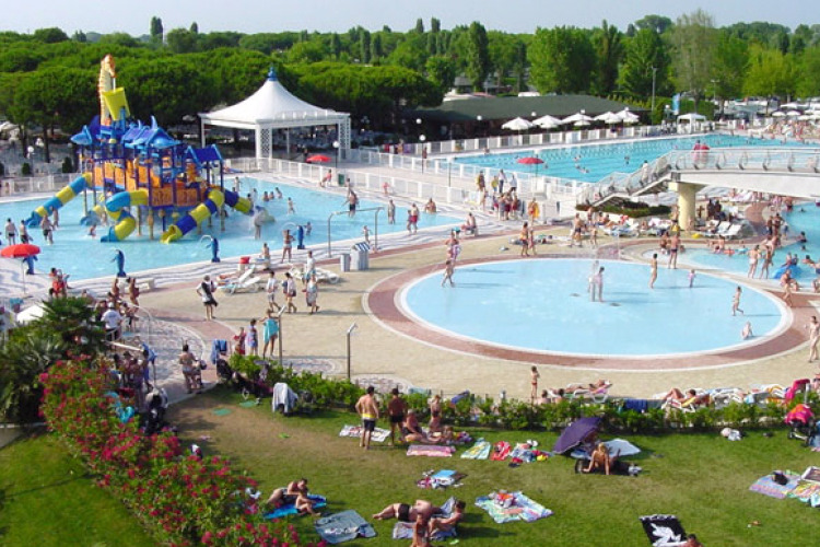 Holiday park with large swimming pools, kids’ water play area at Camping Village Marina di Venezia in Italy.