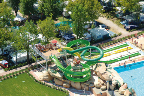 Luftfoto af vandrutschebaner og swimmingpool i Camping Village Marina di Venezia, Veneto, Italien.