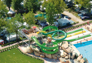 Luftfoto af vandrutschebaner og swimmingpool i Camping Village Marina di Venezia, Veneto, Italien.