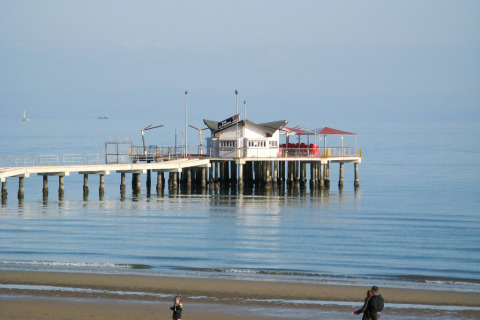 Muelle con edificio sobre el mar en Camping Village Marina di Venezia en Veneto, Italia, un día claro.