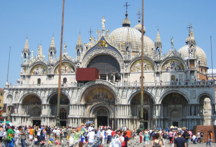 Multitud frente a la Basílica de San Marcos en Venecia, cerca de Cavallino/Treporti en la región del Véneto, Italia.