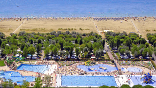 Vista aérea de Camping Village Marina di Venezia con piscinas, playa y mar en Véneto, Italia.