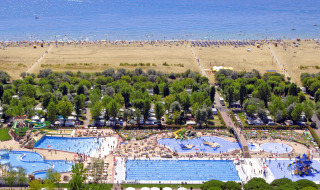 Vista aérea de Camping Village Marina di Venezia con piscinas, playa y mar en Véneto, Italia.