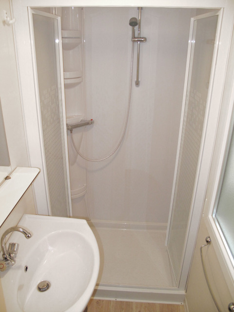 Moderne compacte douche en wastafel in SunLodge Aspen van Camping Village Marina di Venezia, Italië.