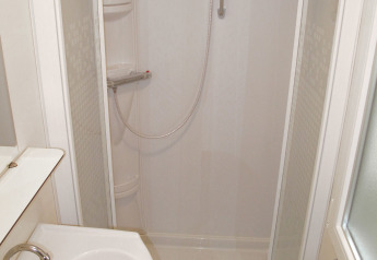 Doccia moderna e compatta con lavabo alla SunLodge Aspen nel Camping Village Marina di Venezia, Italia.