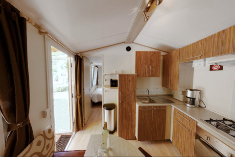 Moderne keuken en eetruimte in SunLodge Maple op Camping Village Marina di Venezia, Italië.