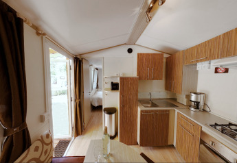 Cucina moderna e zona pranzo nella SunLodge Maple al Camping Village Marina di Venezia, Italia.