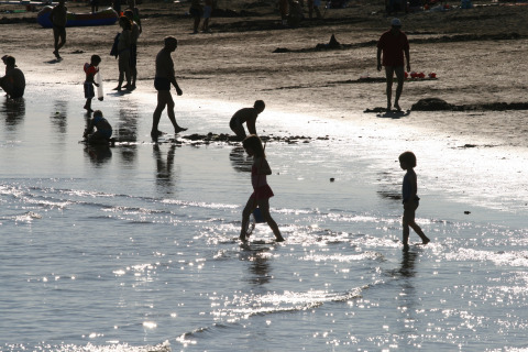 Bambini e adulti giocano in riva al mare al Camping Village Cavallino, villaggio in Veneto, Italia.
