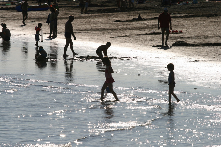 Kinderen en volwassenen spelen bij het water op Camping Village Cavallino, vakantiepark in Veneto, Italië.