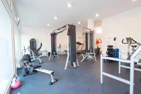 Palestra moderna con attrezzi fitness e luce naturale al Camping Village Cavallino in Veneto, Italia.