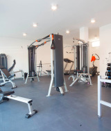 Gimnasio moderno con varios equipos de ejercicio en Camping Village Cavallino, Véneto, Italia.