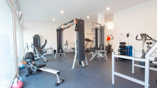 Gimnasio moderno con varios equipos de ejercicio en Camping Village Cavallino, Véneto, Italia.