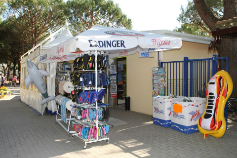 Tienda exterior en Camping Village Cavallino en Véneto, Italia, con sandalias y flotadores inflables para la playa.