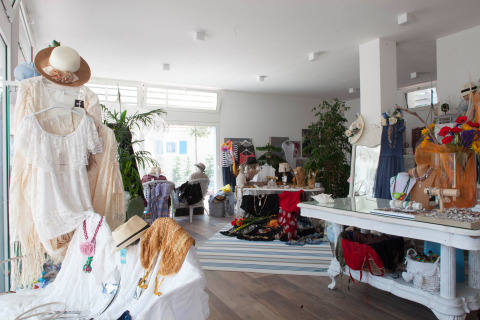 Boutique au Camping Village Cavallino, Vénétie, Italie, avec vêtements d'été, chapeaux et bijoux.