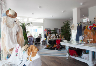 Boutique au Camping Village Cavallino, Vénétie, Italie, avec vêtements d'été, chapeaux et bijoux.