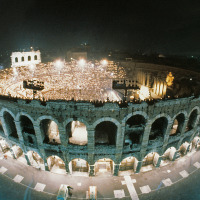 Arena de Verona iluminada de noche, llena de público, antiguo anfiteatro en la región de Véneto, Italia.