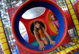 Due bambini giocano nell’area giochi al coperto al Camping Village Cavallino, villaggio vacanze in Veneto, Italia.
